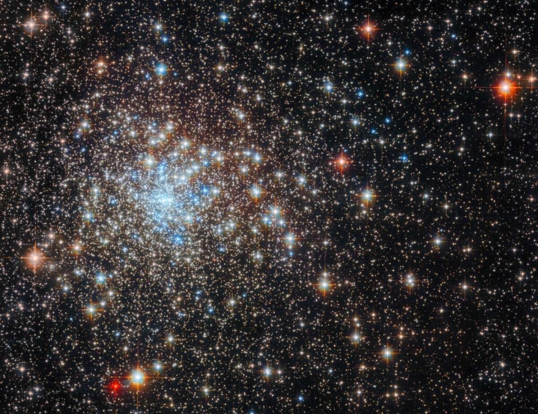 «Хаббл» всматривается в шаровое скопление NGC 6325