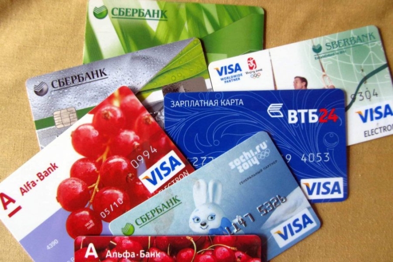 Принят проект закона о разрешении иностранным туристам получать карты российских банков