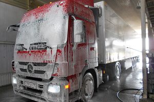 Как правильно мыть грузовые автомобили: преимущества автомойки и особенности