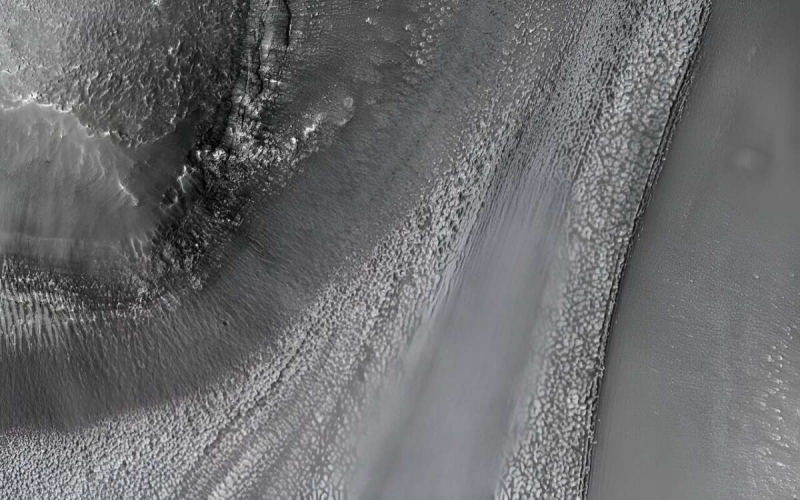 Космический аппарат Mars Reconnaissance Orbiter  прислал новый снимок поверхности Марса