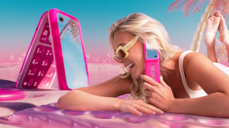 HMD представила Barbie Phone — розовую кнопочную раскладушку за $129