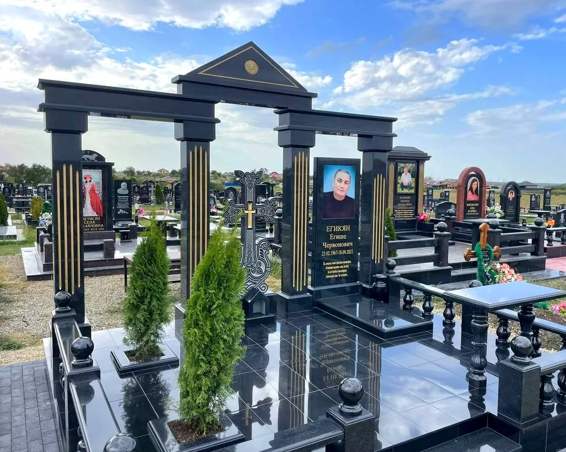 Памятники для могилы: выбор и установка