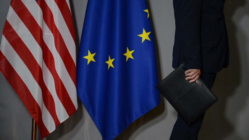 США и ЕС начали серьезные переговоры на фоне пошлин Трампа, пишет FT