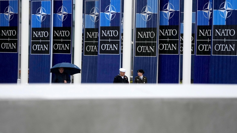 НАТО готовится к сокращению количества войск США в Европе, пишет Euractiv