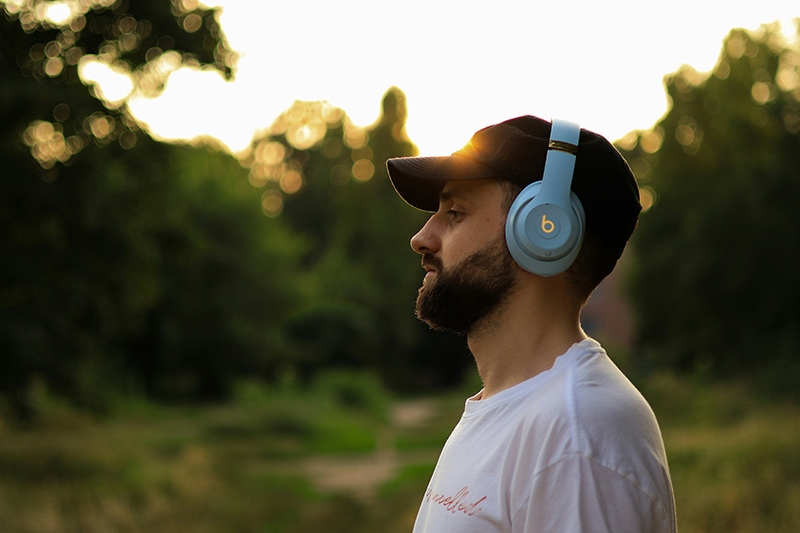 В Spotify в профилях покойных музыкантов стали появляться песни, созданные ИИ — сервис «принимает меры»