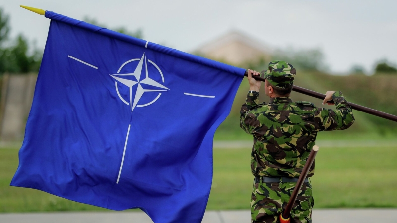 СМИ: ЕС хочет поручить командиру НАТО следить за мирным планом на Украине