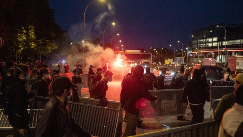 В центре Парижа начались столкновения между протестующими и силовиками